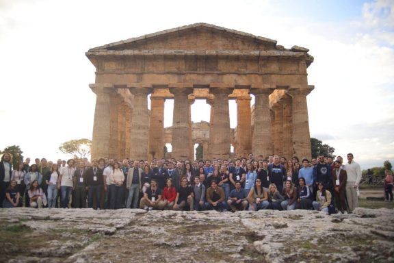 Tempio di Nettuno paestum (V sec a.C.) giovani che partecipano alla visita guidata a paestum con guida paestum
